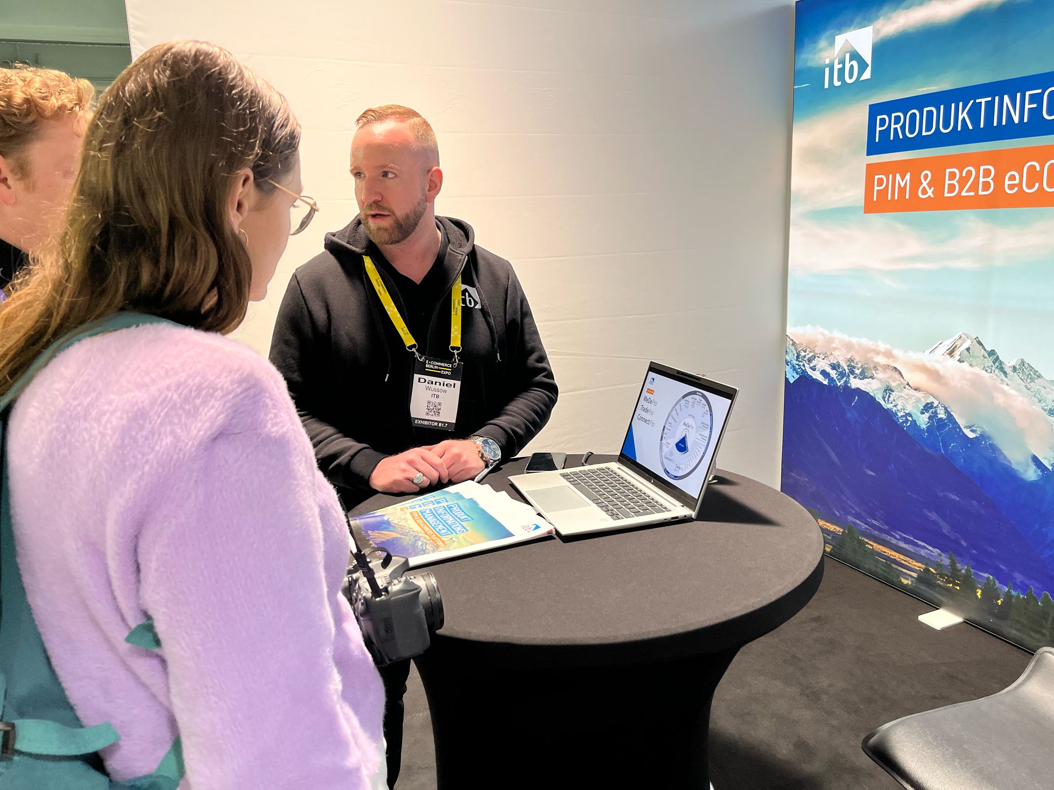 Messe Kollegen am Stand erklären